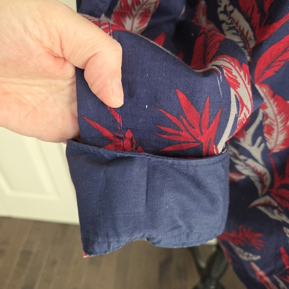 ⭐️Guess Mens Slim Fit Navy and Red Feather Print Shirt Size XXL - Picture 4 of 5